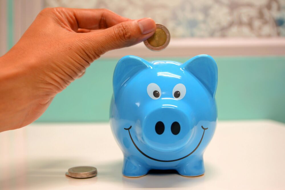 Blaue Sparschwein-Bank als Symbol für KfW-Förderung beim Fertighausbau