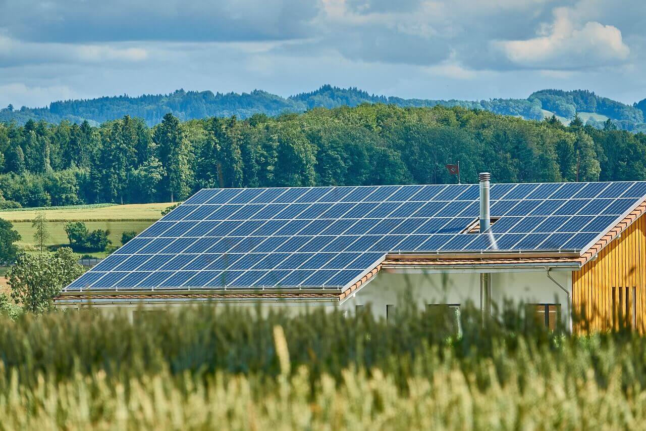 Photovoltaik beim Fertighaus: Wirtschaftlichkeit, Vorteile und wissenschaftliche Bewertung