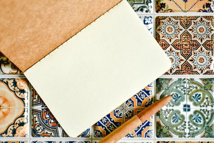 Fertighaus Bemusterung Auswahl von Fliesenmustern und Oberflächen im Innenausbau